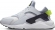 DV6825 100 NIKE AIR HUARACHE GRIS / Кроссовки