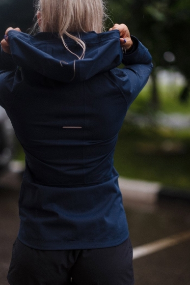 2012C026 401 ASICS Lite-Show Jacket (W) / Ветровка